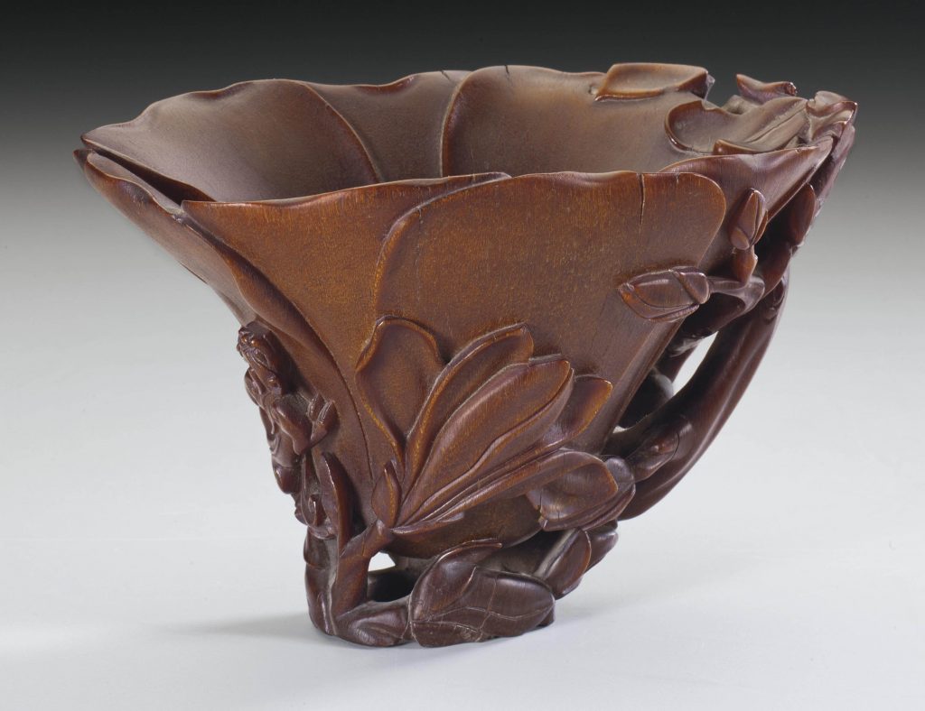 清十八世紀 犀角雕螭龍紋玉蘭花形盃 