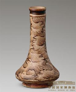 宋 吉州窑彩绘海涛纹瓷瓶 高13.6厘米、口径2.8厘米、底径5.3厘米。