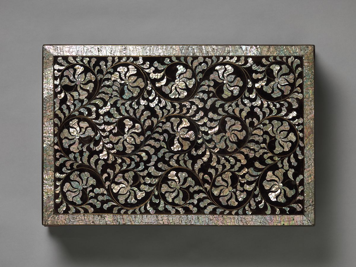 纽约大都会博物馆 朝鲜王朝 18世纪 螺鈿漆牡丹唐草文書類箱子 朝鮮 Stationery box decorated with peony scrolls, Lacquer inlaid with mother-of-pearl, Korea