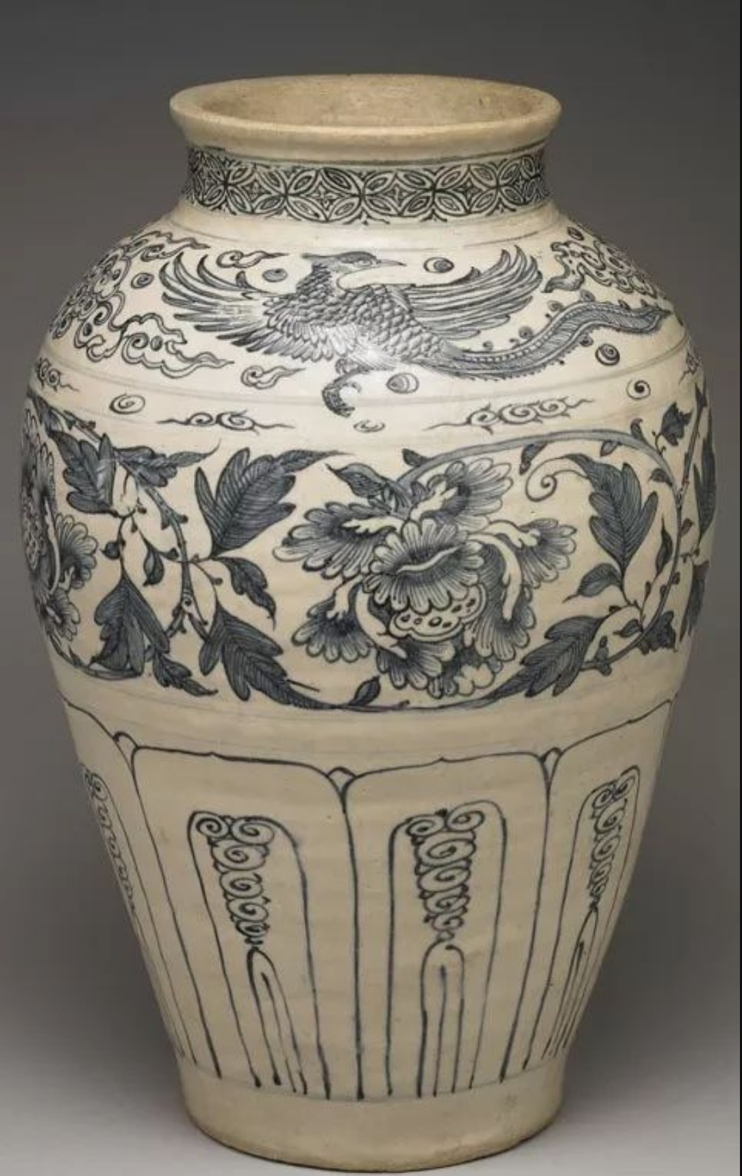 越南青花鳳凰牡丹瓶 十五世紀末十六世紀初 高40.8公分，口徑14.8公分