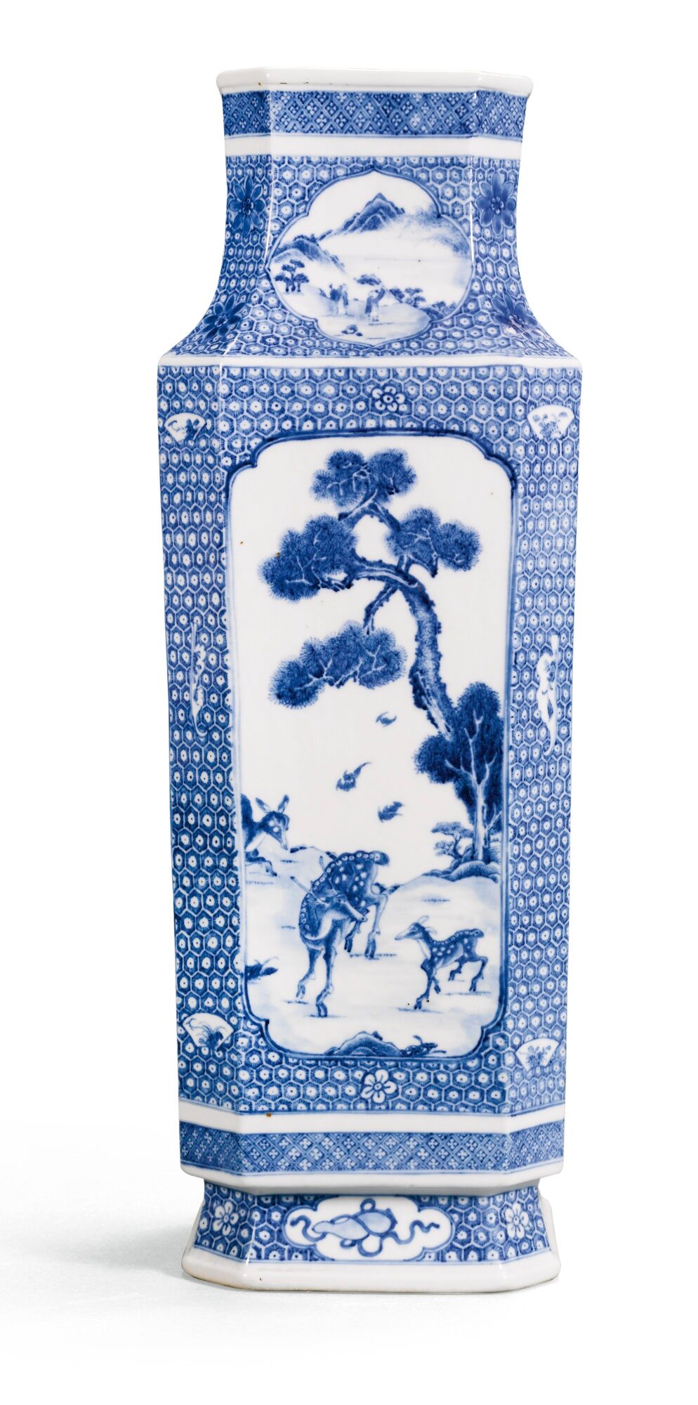 清十八世紀末/十九世紀初 青花開光式松下仙鹿紋方瓶