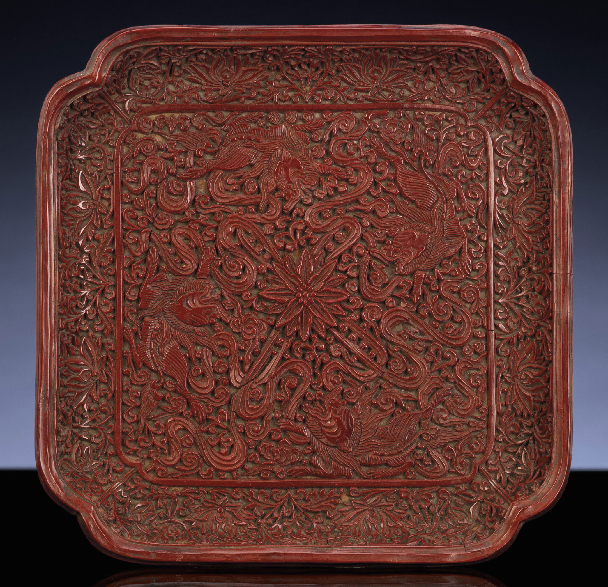 拍品3079明十六世紀 剔紅瑞獸紋倭角方盤