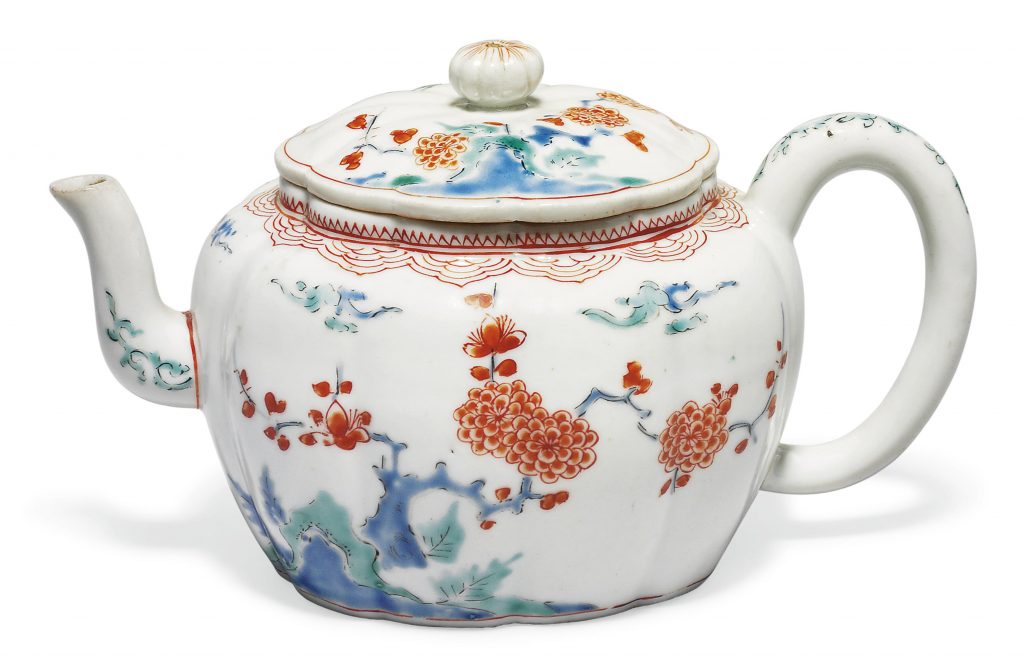 LOT 105 |THE PROPERTY OF A EUROPEAN A Kakiemon Teapot  EDO PERIOD (LATE 17TH CENTURY)