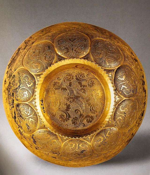 陕西历史博物馆珍藏的鸳鸯莲瓣纹金碗