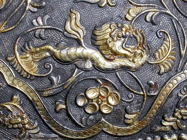 唐代銀鎏金錘鍱鏨刻雙獅紋四出菱花形盒