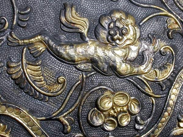 唐代銀鎏金錘鍱鏨刻雙獅紋四出菱花形盒