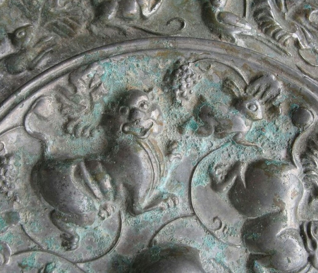 北京故宮博物院藏唐代海獸葡萄銅鏡的局部圖