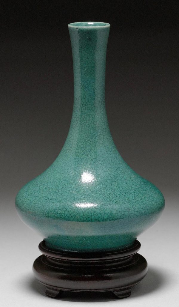 中国, 喜马拉雅地区艺术品Ⅱ 拍卖信息 Lot 7134 A SMALL VASE WITH A GREEN CRACKLED GLAZE.