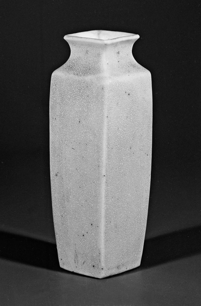 紐約大都會博物館 清 乾隆 黃釉四方瓶 Vase (one of four)