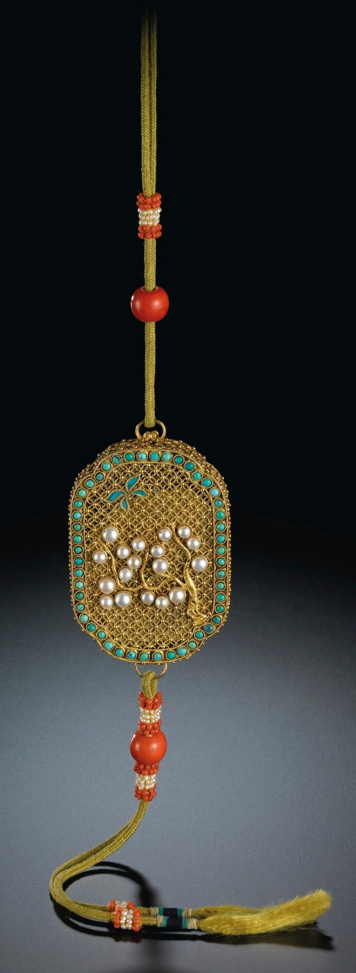 3022 清十八世紀末 / 十九世紀初 金累絲嵌珍珠綠松石「蝶舞樹間」蓋盒