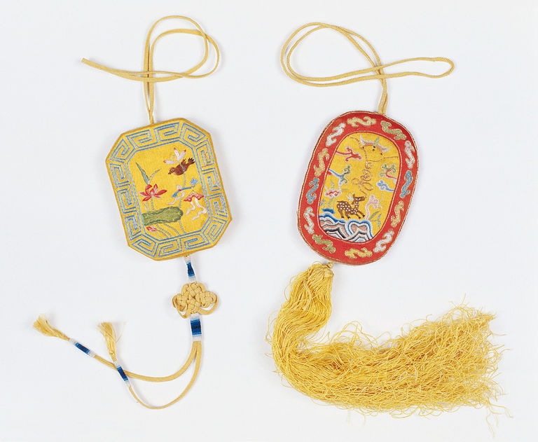 清乾隆 黄色缎绣荷花纹长方抹角式香袋 故宫博物院藏清乾隆  