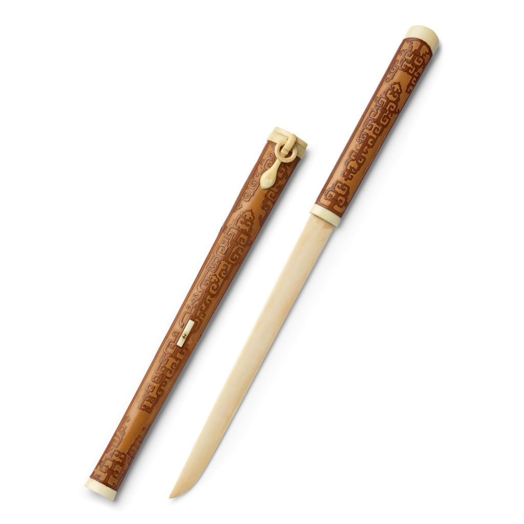 清十八世紀 竹黃雕龍拐子紋象牙刀鞘一套