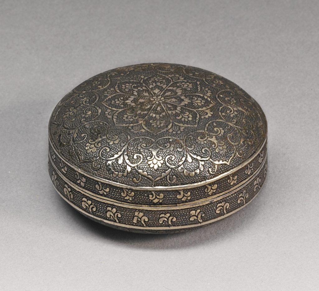 A FINE SILVER CIRCULAR BOX AND COVER TANG DYNASTY