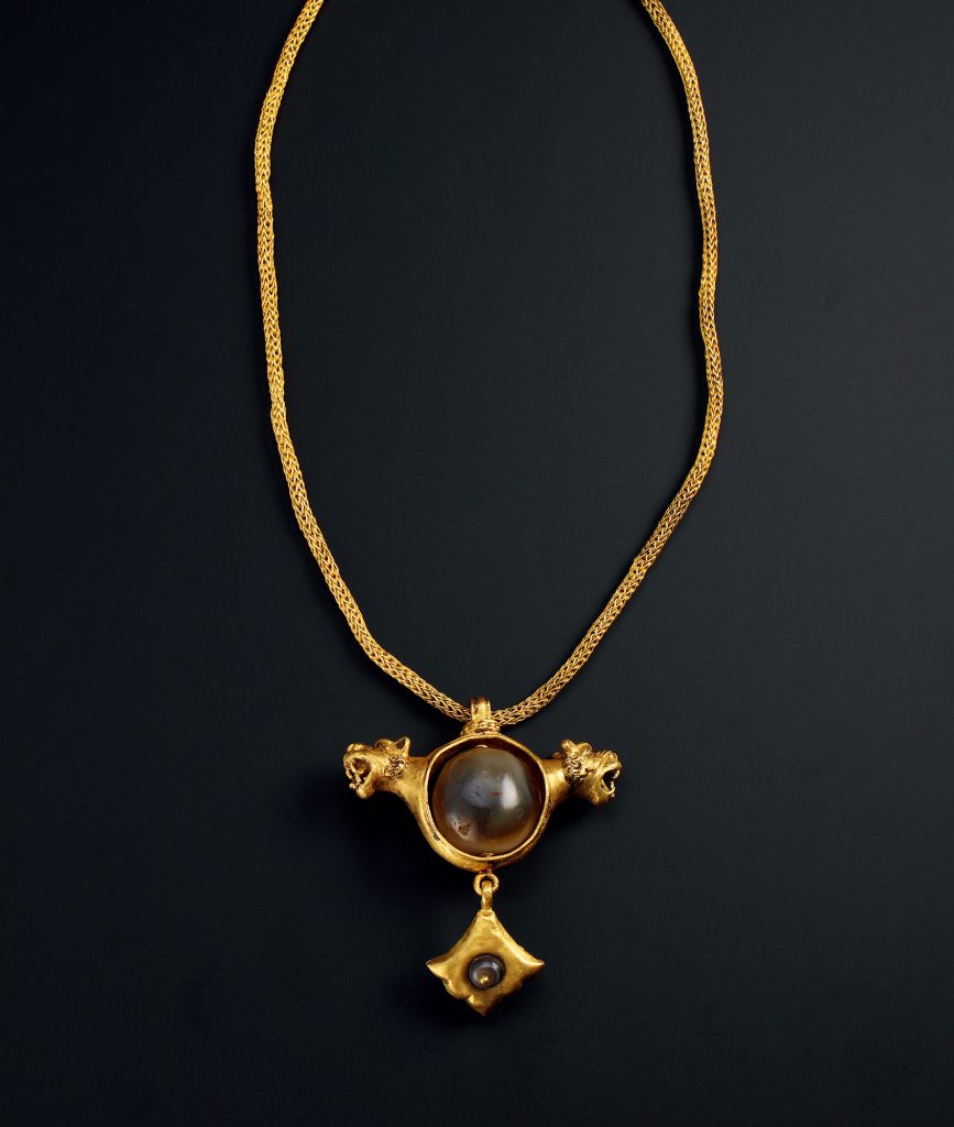 公元前8-7世纪 双狮头镶大玛瑙圆珠金项链