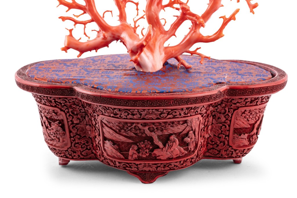 清十八至十九世紀 剔紅開光人物故事圖海棠式花盆連紅珊瑚盆景 