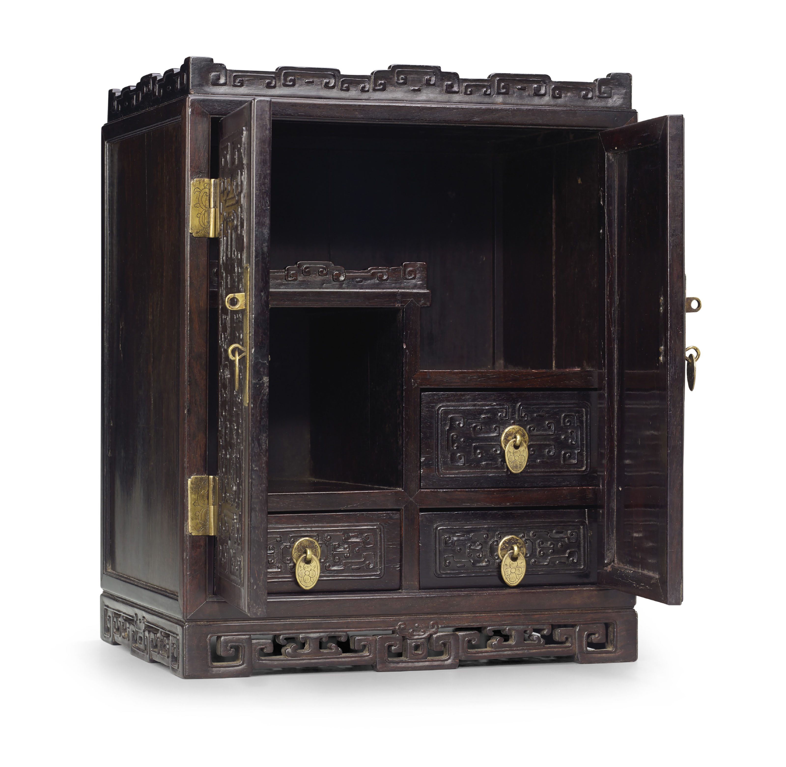 拍品3017 清十八世紀 紫檀木雕勾雲紋長方小櫃 