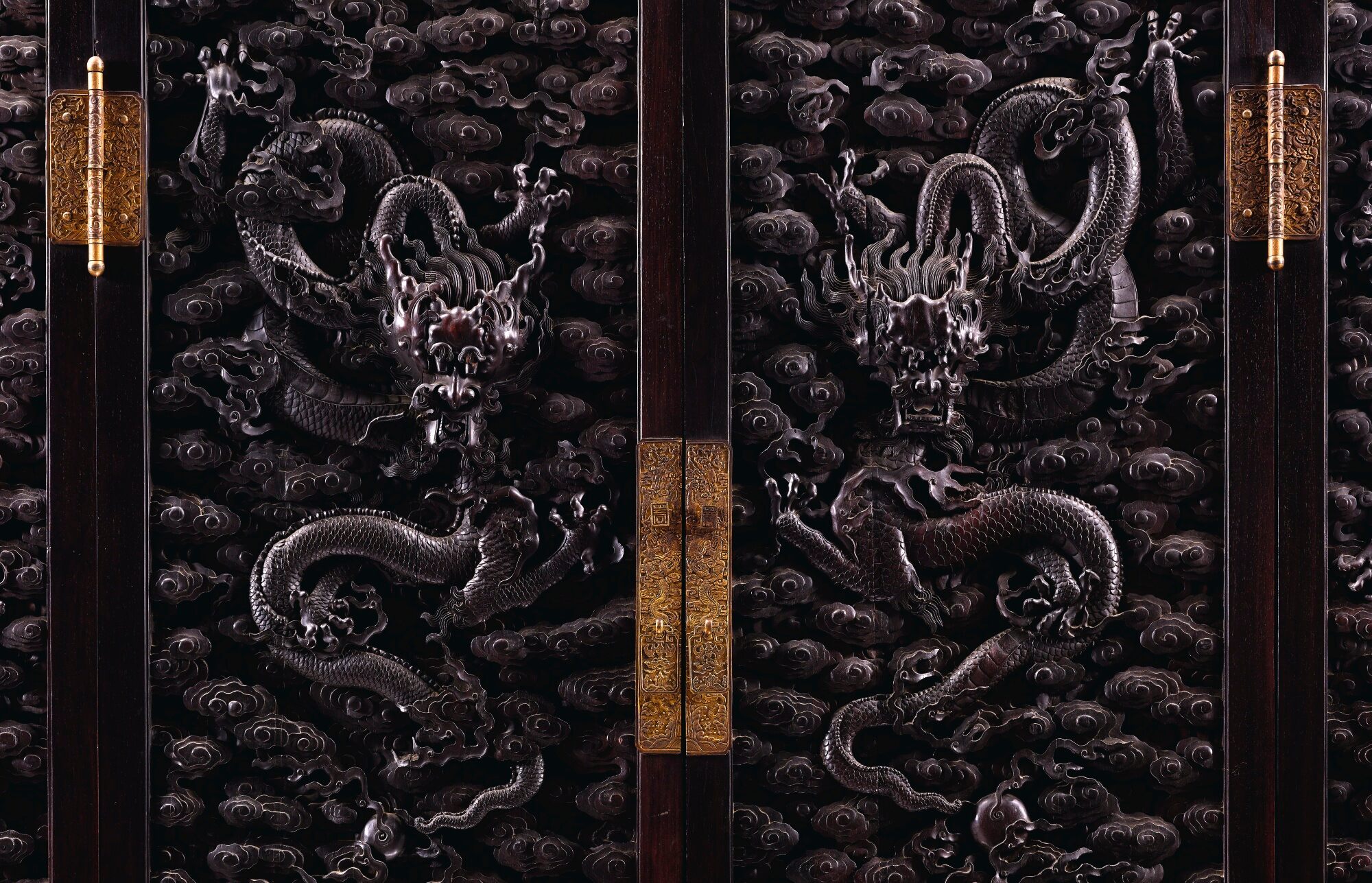 清十八世紀 紫檀木雕爭珠雲龍圖大櫃