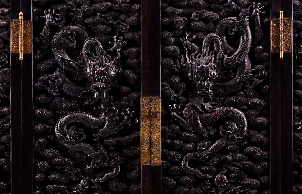 龙游帝苑 拍卖信息 Lot 3303 清十八世纪 紫檀木雕争珠云龙图大柜