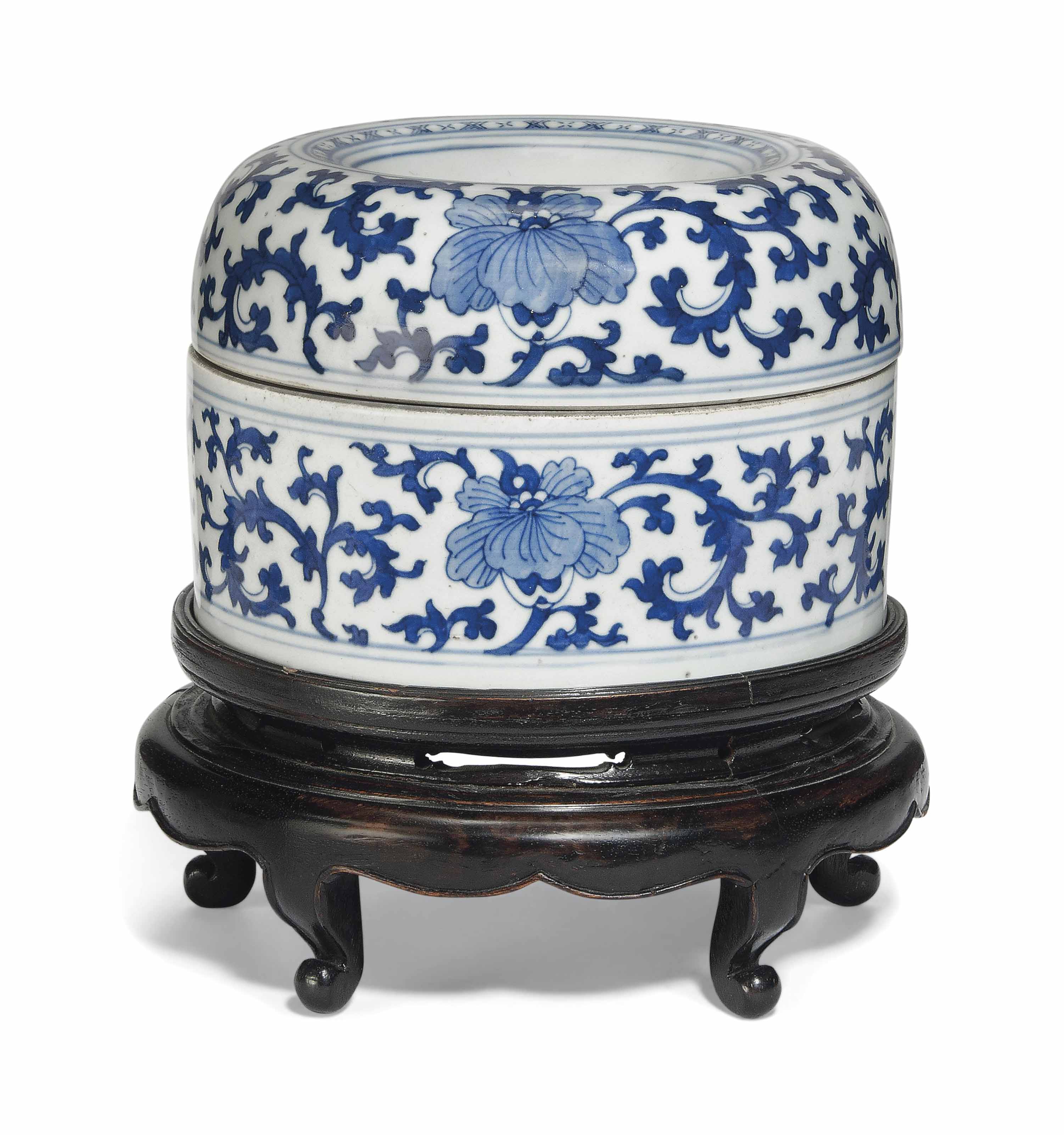 佳士得拍卖 10416 中国陶瓷、工艺精品与纺织品 伦敦南肯辛顿|2015年5月12日 拍品403 清 康熙 青花莲花纹圆盒 A BLUE AND WHITE CIRCULAR 'LOTUS' VESSEL AND COVER KANGXI PERIOD (1662-1722)