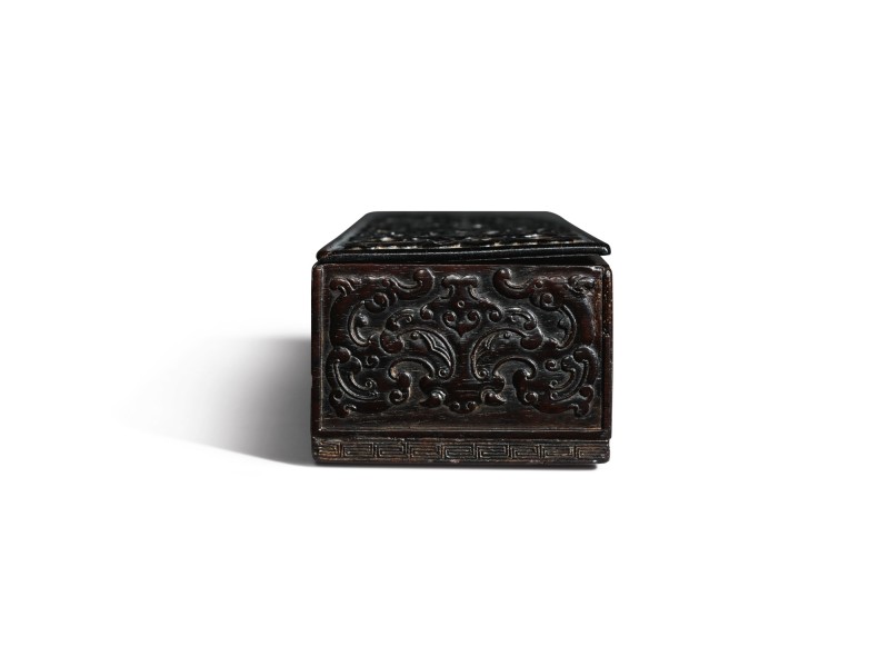 209 清十八世紀 紫檀雕夔鳳紋長方蓋盒