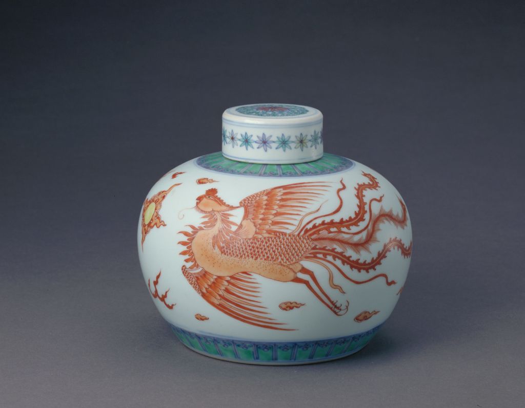 北京故宫馆藏陶瓷器 斗彩红龙凤盖罐