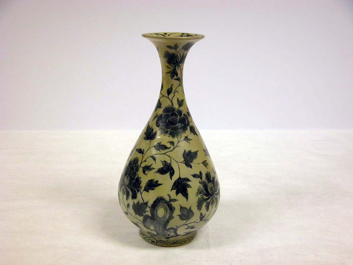 纽约大都会博物馆 元　缠枝牡丹玉壶春瓶　Bottle Vase, Porcelain,　14th century China