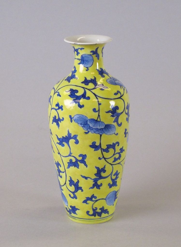 纽约大都会博物馆 清 黄釉青花牡丹缠枝莲瓶 Vase, Porcelain painted in underglaze blue and overglaze yellow enamel