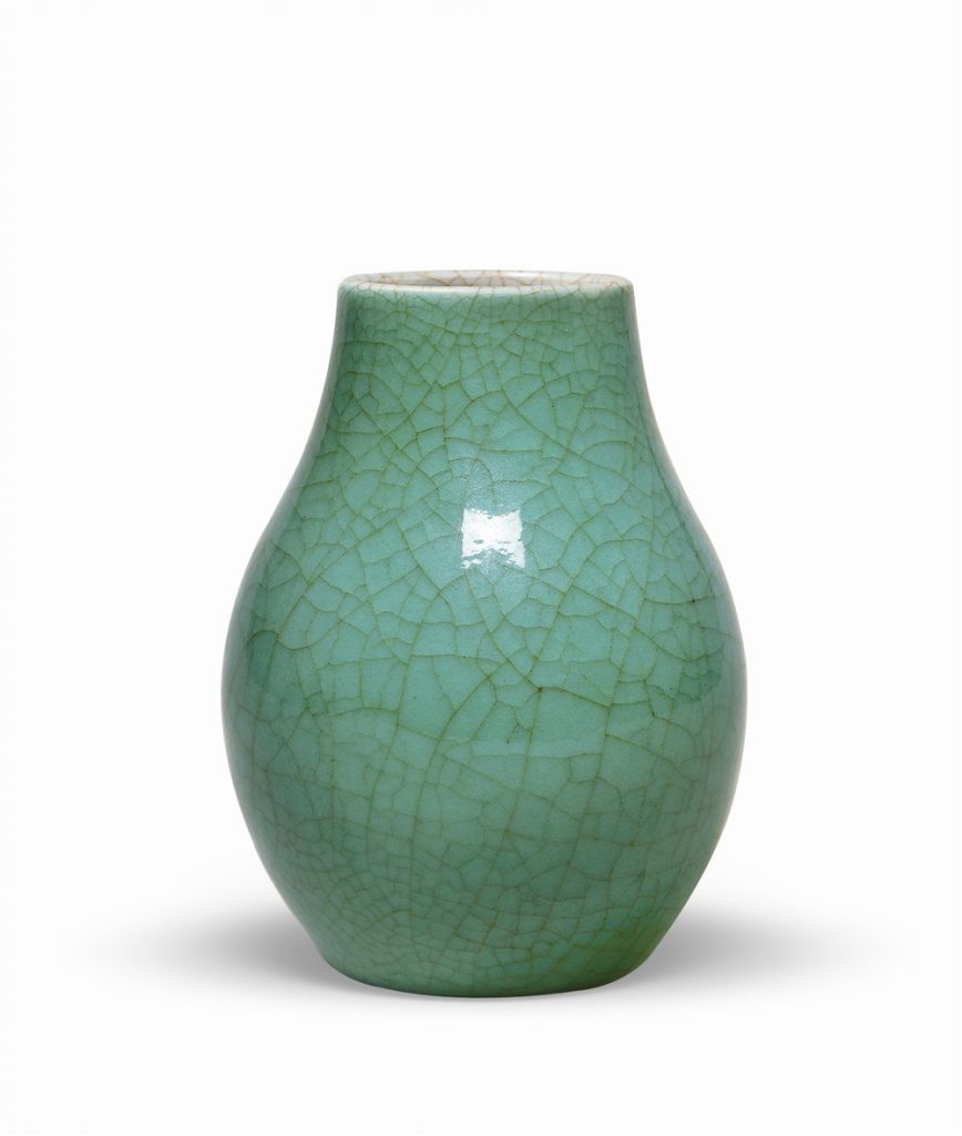 重要中国陶瓷及工艺品专场 拍卖信息 Lot 0060 清中期 瓜皮绿釉橄榄瓶