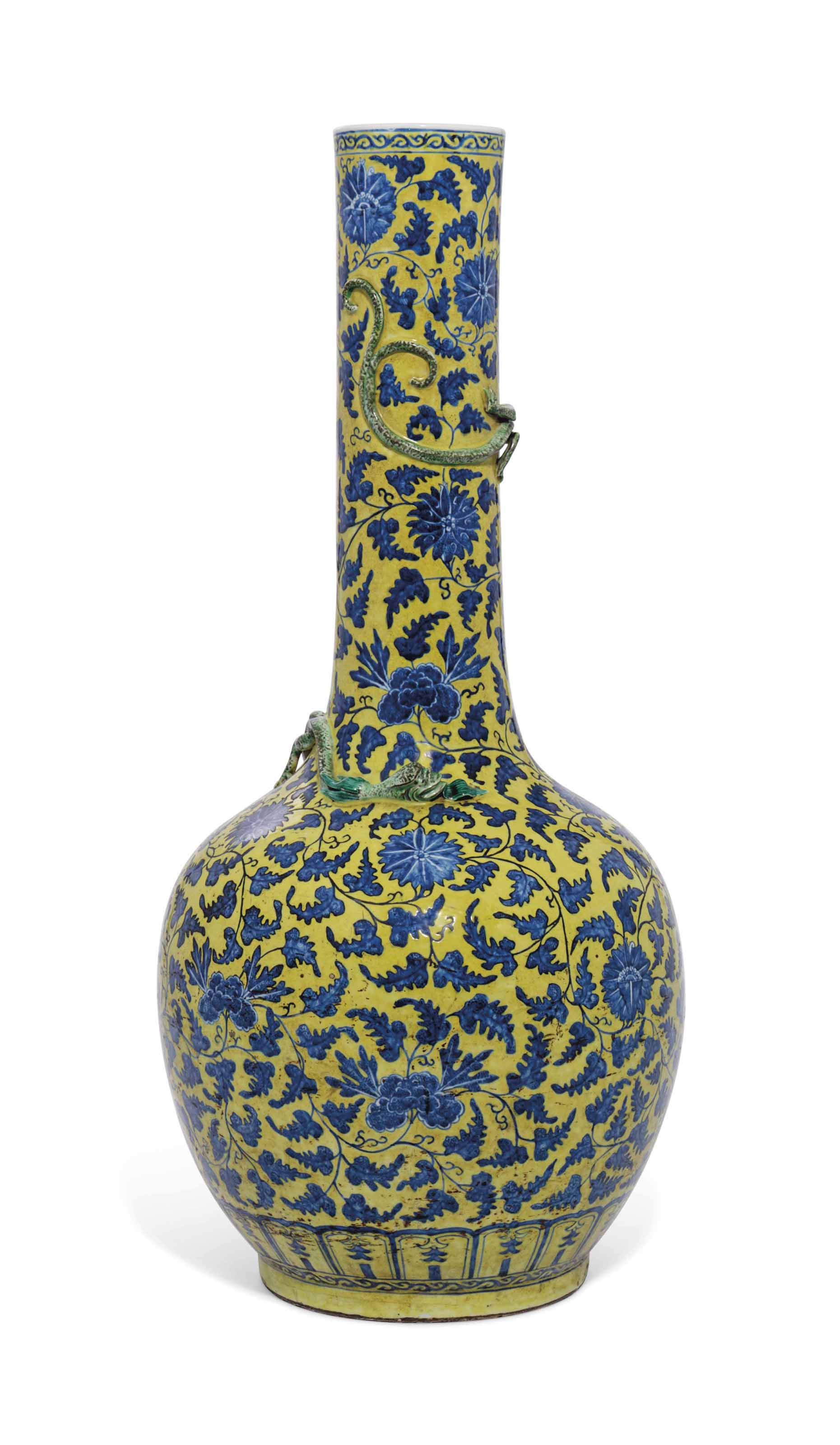 清十九世紀 黃地青花螭龍纏枝花卉紋長頸瓶