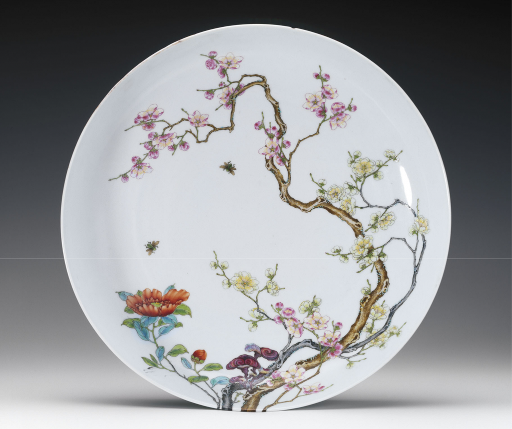 鮑氏收藏還有一盤，繪梅花、桃花及茶花紋飾，伴以翠竹，前述出處，載於A589及封面。