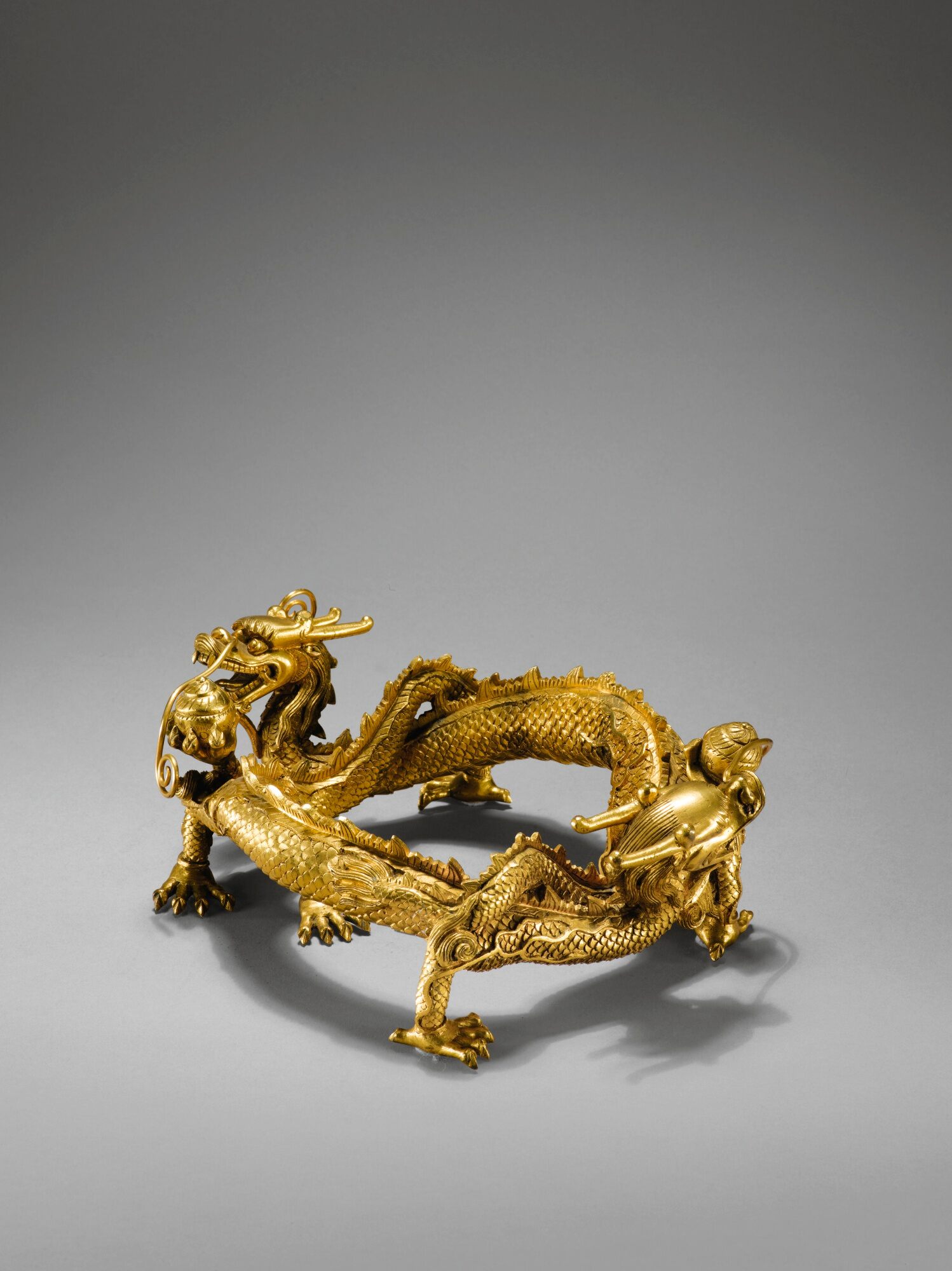 清十八世紀 鎏金銅雙龍戲珠紋底座