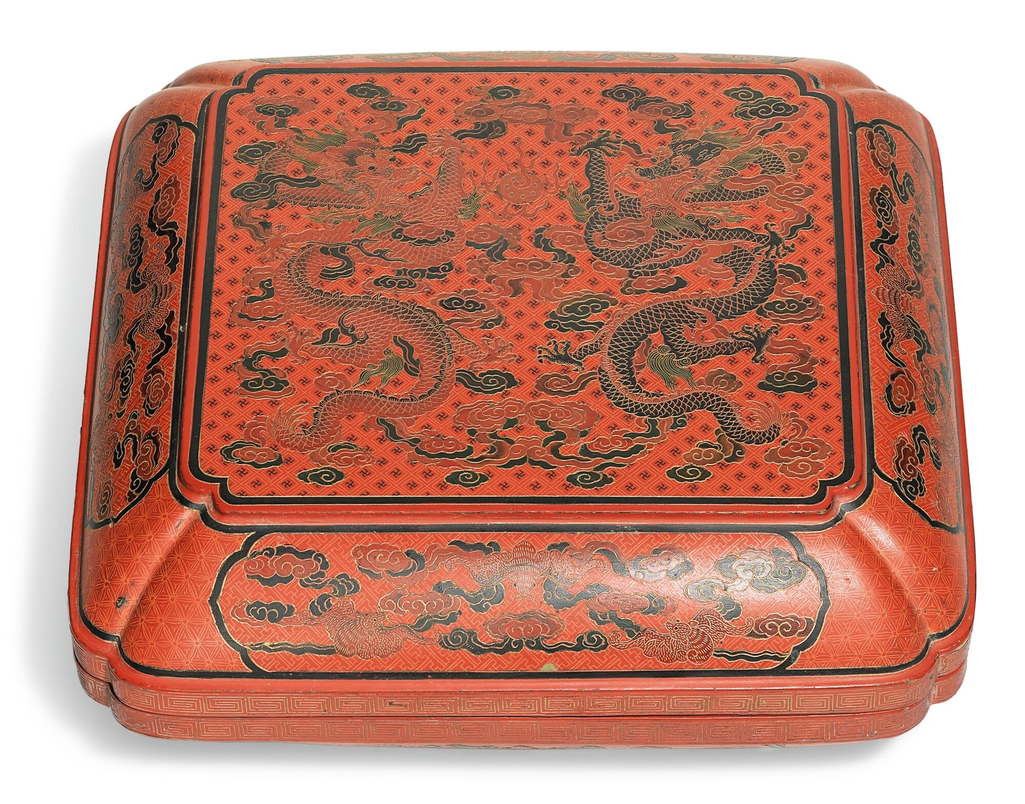 清十八世紀 戧金填漆雲龍戯珠紋倭角方蓋盒