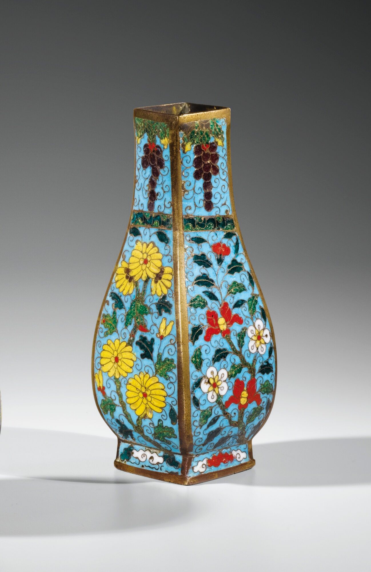 明十六世紀 銅胎掐絲琺瑯四时花卉紋方瓶