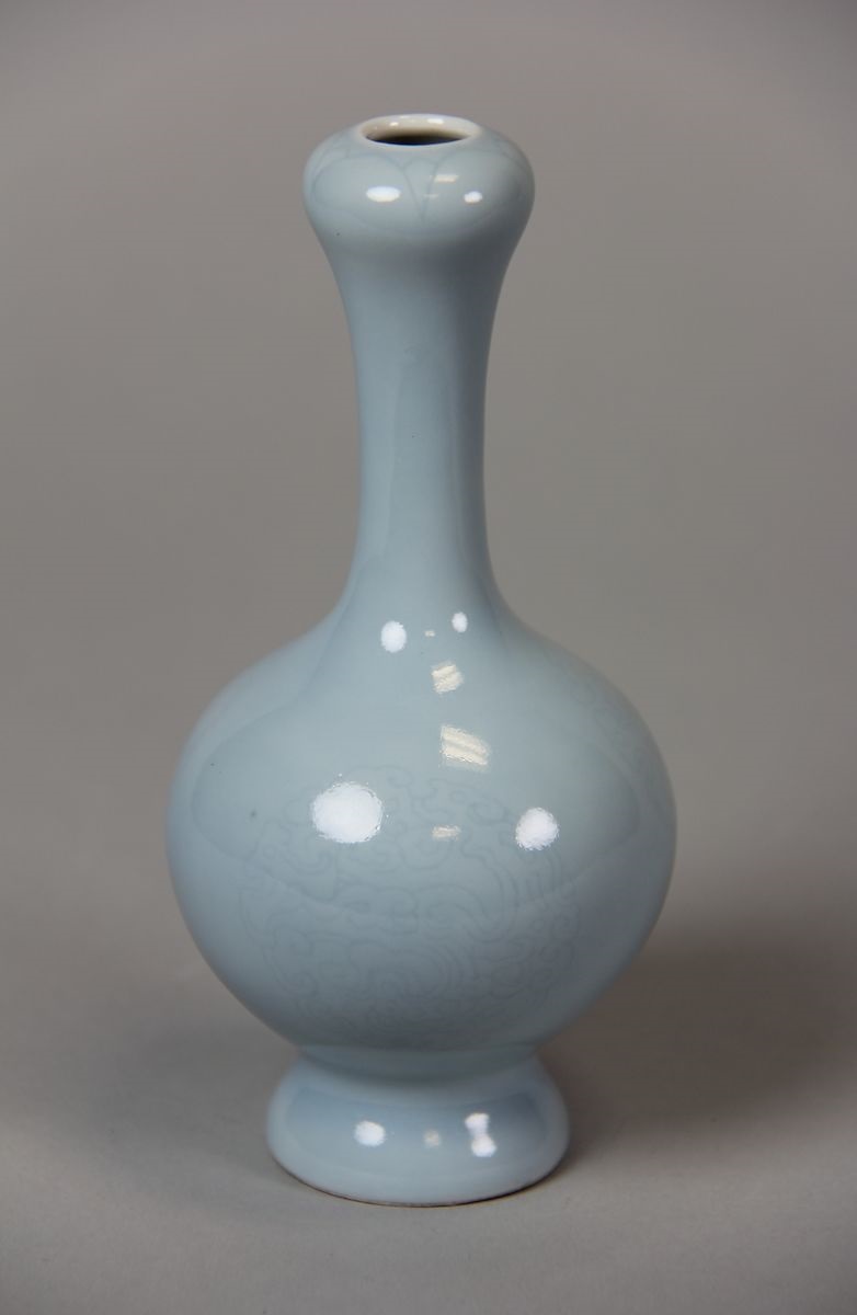 紐約大都會博物館 清 乾隆 天青釉 蒜頭瓶 Bottle, Porcelain with clair de lune glaze, China