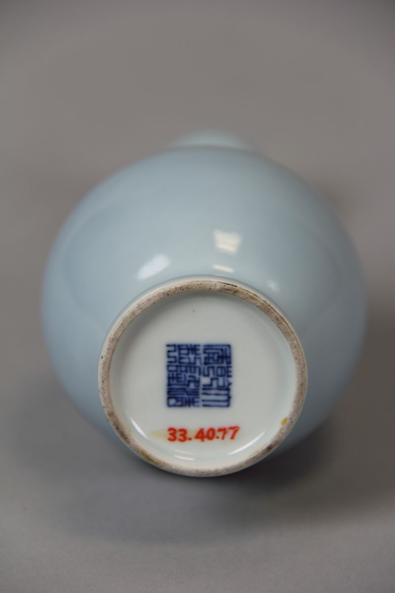 紐約大都會博物館 清 乾隆 天青釉 蒜頭瓶 Bottle, Porcelain with clair de lune glaze, China