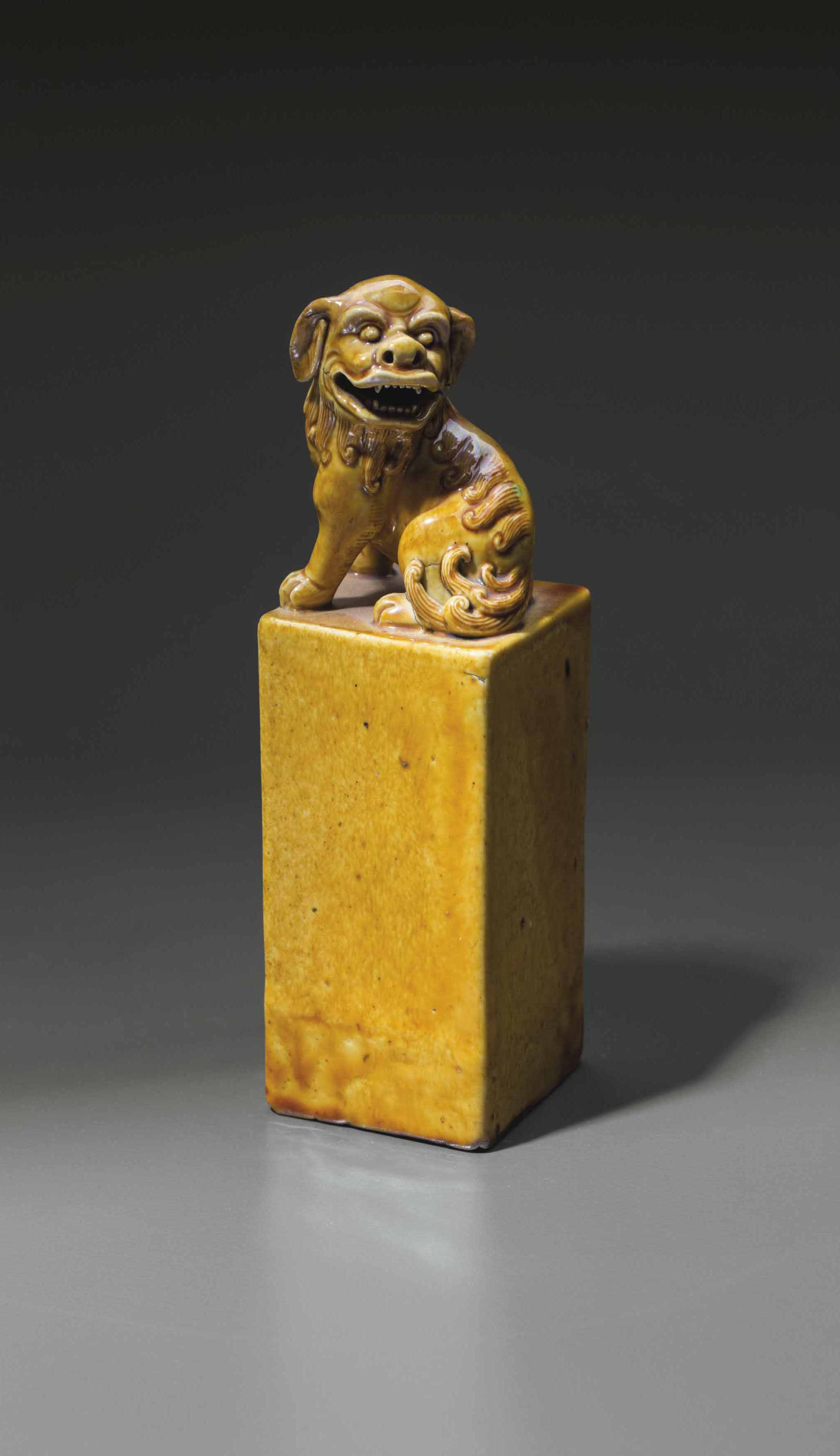 拍品432 清十九世紀 黃釉獅子鈕方章