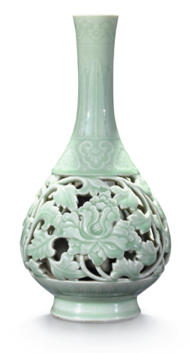 FIG. 6 清乾隆 粉青釉鏤空纏枝牡丹紋膽瓶 《大清乾隆年製》款 香港蘇富比2009 年4 月8 日，編號1603
