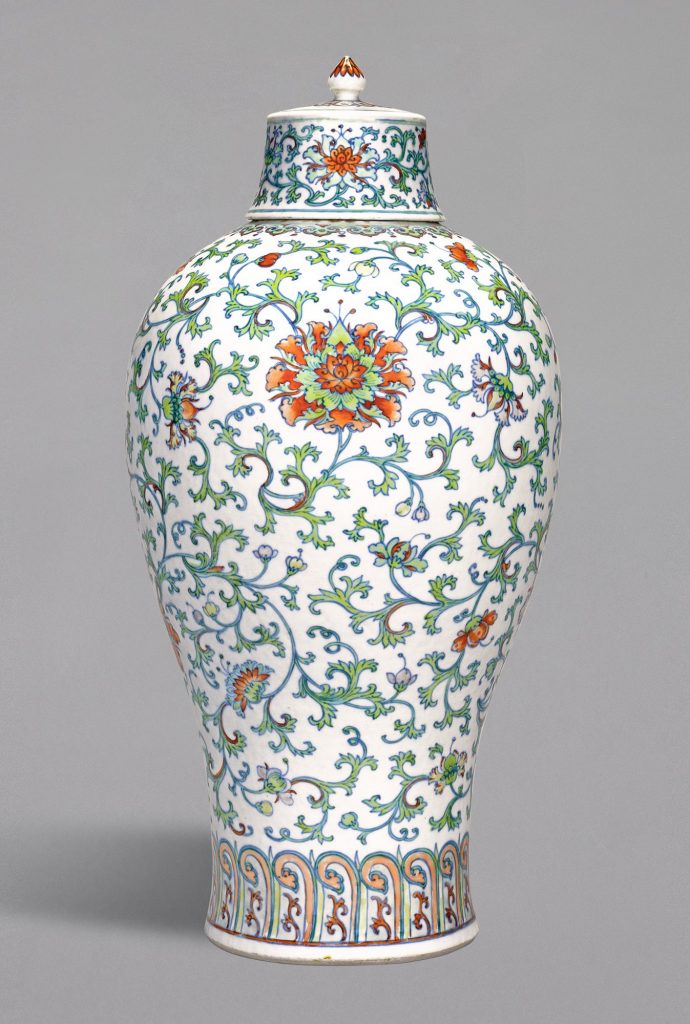 清十八世紀 闘彩纏枝花卉紋梅瓶連蓋