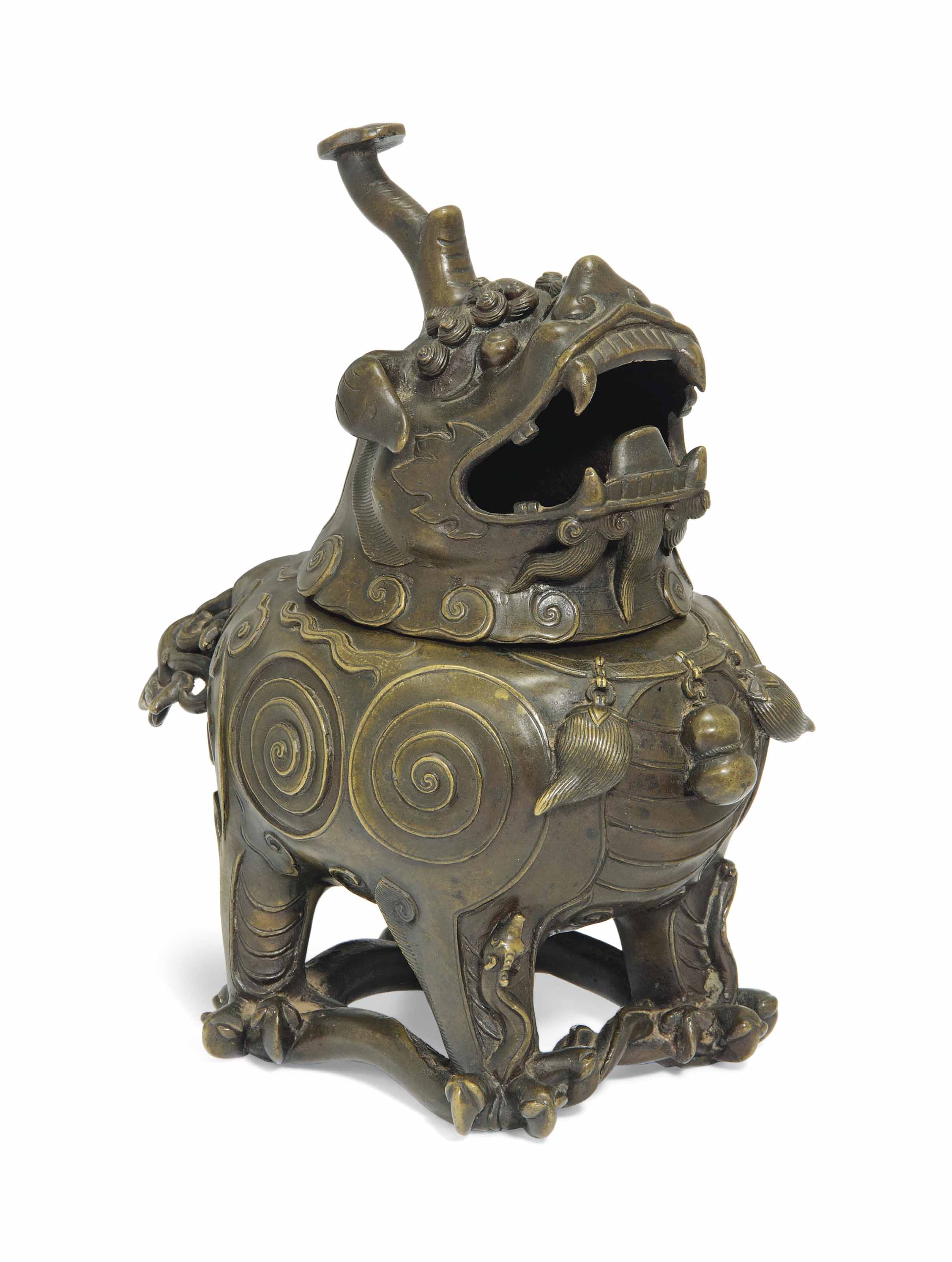 拍品303 明十七世紀 鎏金銅甪端形香爐 
