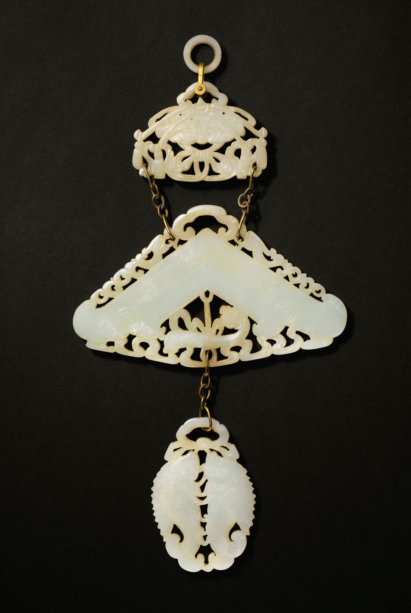 清十八/十九世紀 白玉鏤雕吉慶有餘珮飾一組三件