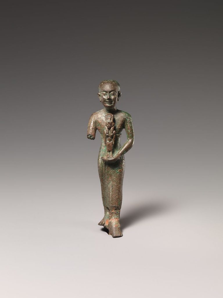 纽约大都会博物馆 埃及 Standing man holding statuette of Nebethetepet or Nehemetaui