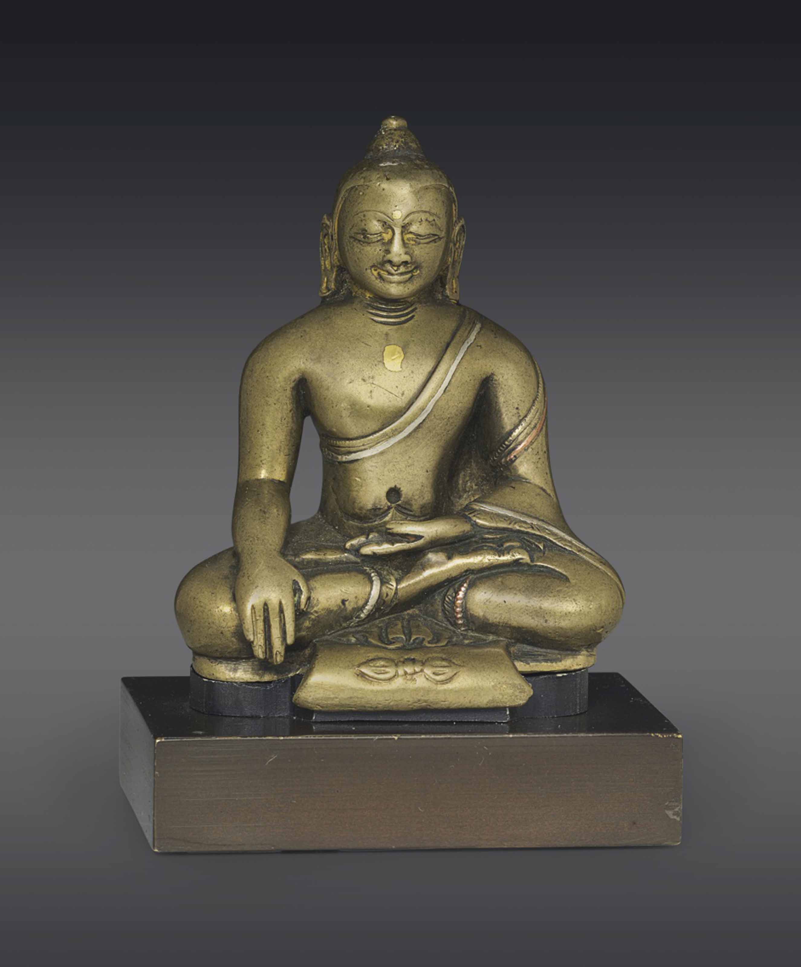 拍品609 印度北部或西藏 十二/十三世紀 嵌銀和紅銅釋迦牟尼坐像