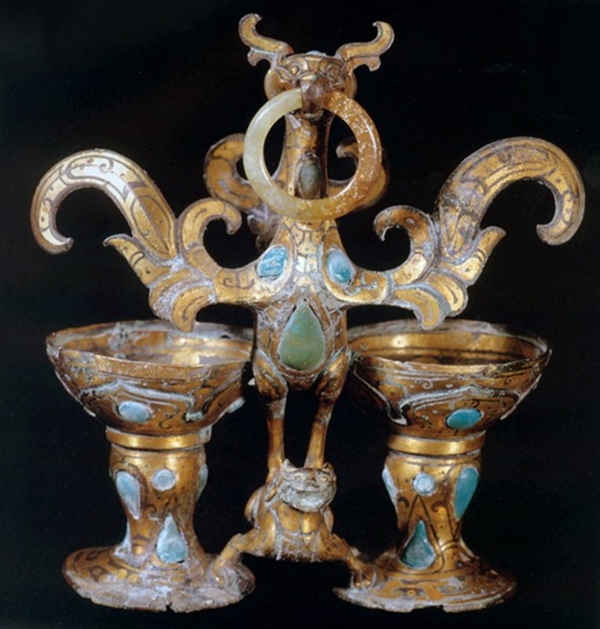 Phoenix lamp, Han dynasty (206 BC - 220 AD), bronze, gold, turquoise, H. : 11.2cm L. 9.5 cm, found in the tomb of Dou Wan at Lingshan, Mancheng, Hebei Province. Photo : Art Exhibitions China / Hebei Provincial Museum in Shijiazhuang.