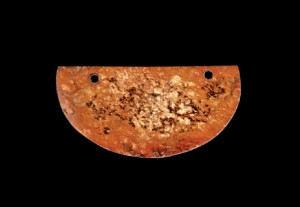 玉璜 良渚文化 高 4.2、宽 8.5、厚 0.6 厘米 现藏于杭州历史博物馆 玉质受沁呈黄褐色。器呈半圆形，下端弧圆，边缘略薄，上端平齐。上端左右各有一对钻孔。通体光素，制作规整，为早期出土的史前古玉。