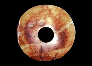 玉璧 新石器时代晚期 直径23.8、厚1.3厘米 现藏于武汉博物馆 玉质黄褐色。呈不规则扁圆形。内孔壁厚，边沿厚薄不均，肉上琢磨不平整，有多道裂纹，正反两面光素无纹。