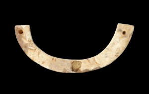 玉璜 新石器时代晚期 长11.5厘米 现藏于武汉博物馆 玉质沁成鸡骨白色，局部有土沁。长条弧形。内壁较厚，外壁较薄，两端各有对穿孔，可穿系，正反两面光素无纹。