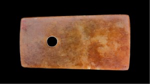 玉斧 商代 长11.3、宽5.8厘米 现藏于武汉博物馆 玉质黄褐色，局部泛白，温润亮洁。长方扁形，刃部稍宽，钝口，无使用痕迹。上端微窄，圆角，上有一单面穿孔。