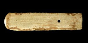 直线纹玉圭 商代 长15.5、宽3.5厘米 现藏于天津博物馆 玉质灰黄色。顶端有圆弧形双面钝刃。两面阴刻五组平行直线纹，中下部对穿一孔。其形制与殷墟妇好墓所出玉圭极似。