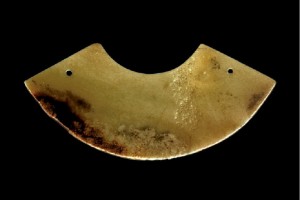 玉璜 商代 长10.2、宽3.8、厚0.3厘米 现藏于湖北省博物馆 玉质青色，有大片褐斑。弧形，扁平，素面，两端各有一单面孔。