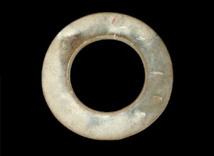 有领玉璧 商代 直径9.5、孔径6厘米 现藏于武汉博物馆 玉质灰白色。扁圆形，大孔窄边，孔壁两面突起呈圆口状。此类器物在四川广汉三星堆、成都金沙遗址中多有发现。
